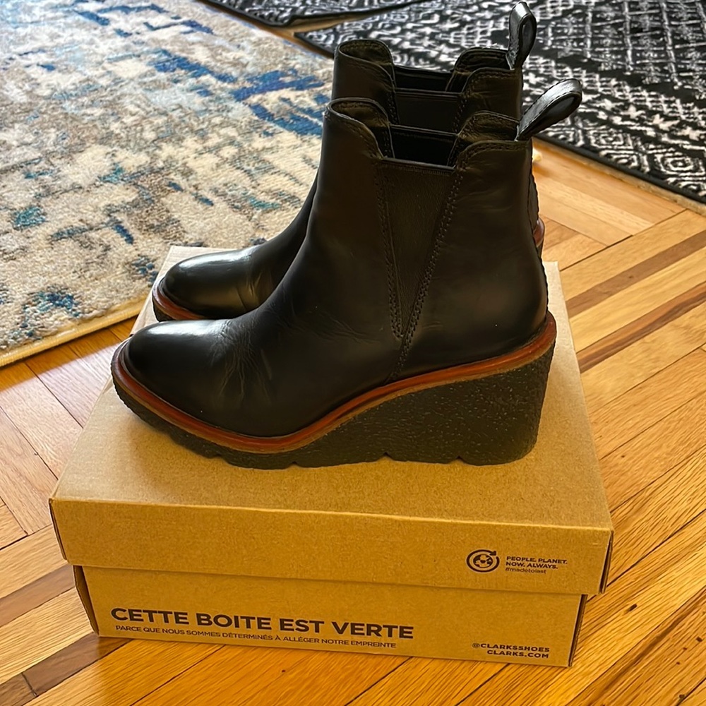 Clarks boots in black leather, worn only 2 times. In great shape.